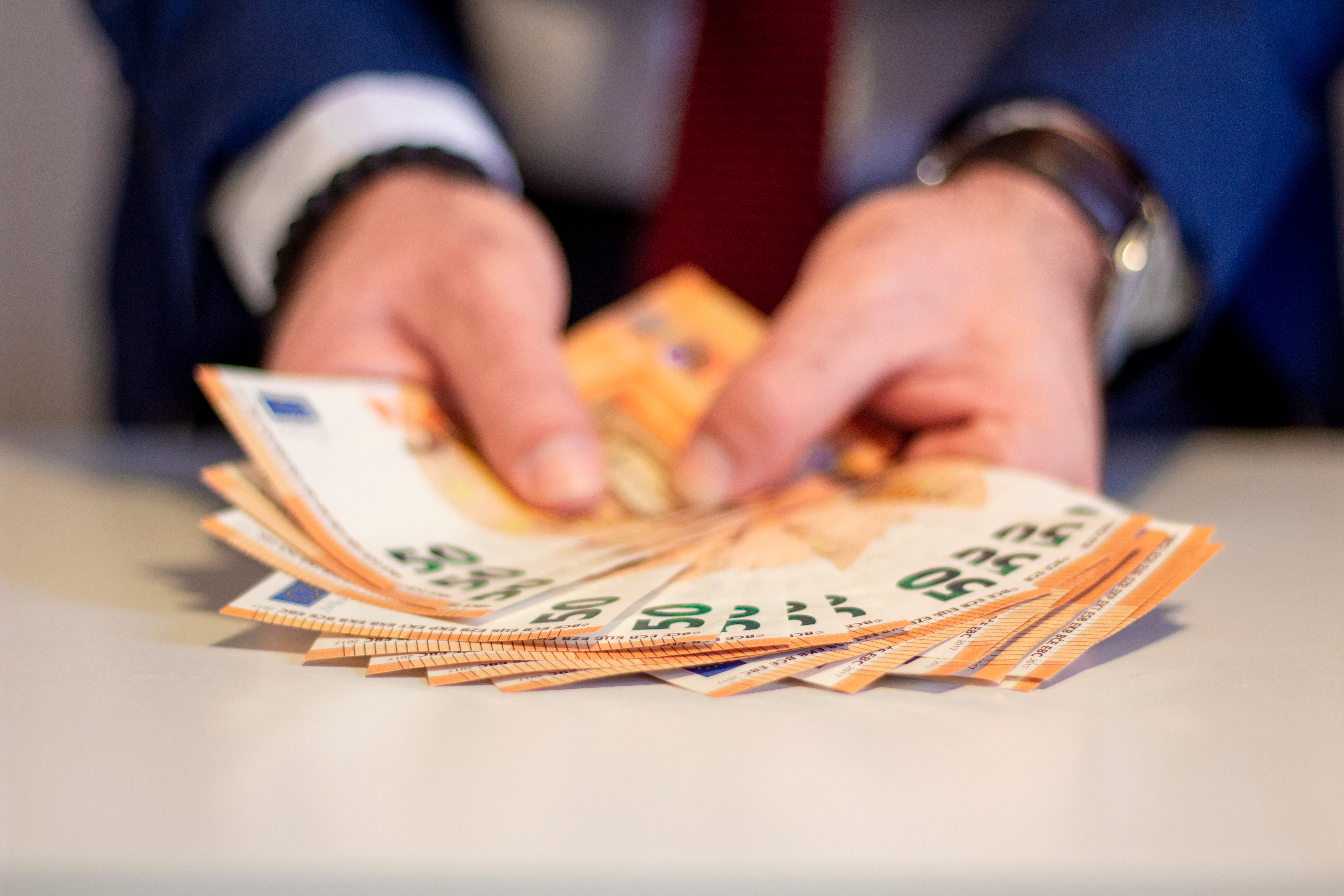 Raport EFOR: Câți bani a primit presa din România de la partidele politice