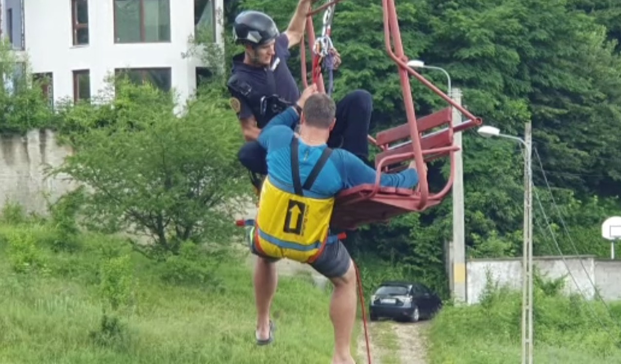Zeci de sportivi au rămas blocați în telescaunul Bunloc, din județul Brașov. Instalația, veche de 40 de ani