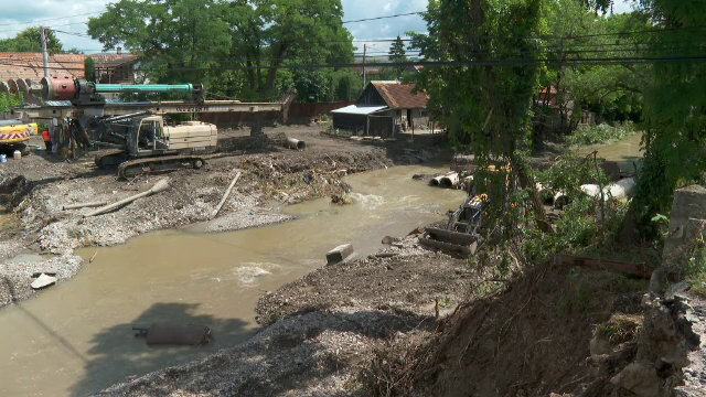 Inundații înspăimântătoare în Arad. Utilaje grele luate ca un fulg, oamenii nici măcar nu-și mai găsesc mașinile duse de ape