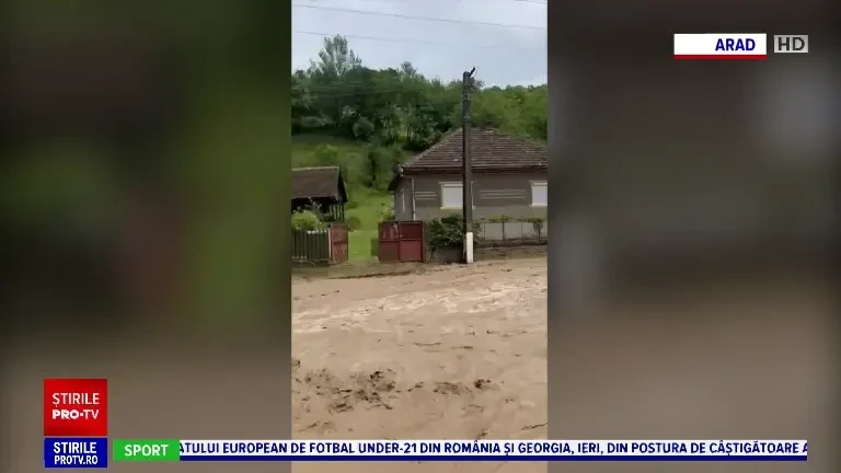 „A distrus tot”. Ploile torențiale au făcut prăpăd în țară. Sute de gospodării inundate, copaci doborâți de vânt
