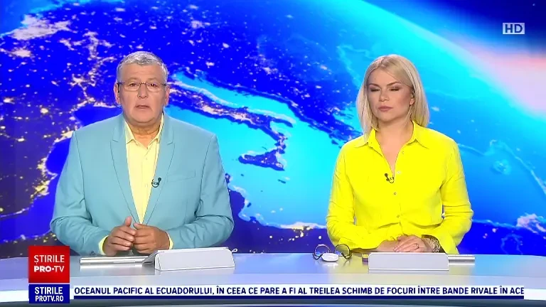 Momentul în care o mașină lovită violent de o autoutilitară se opreşte într-un copac, în Suceava. 11 persoane au fost rănite