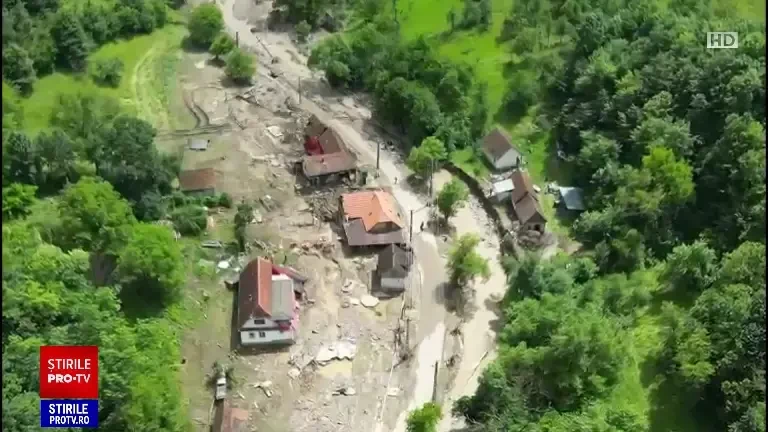 Inundații înspăimântătoare în Arad. Utilaje grele luate ca un fulg, oamenii nici măcar nu-și mai găsesc mașinile duse de ape