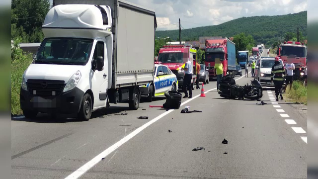 Un motociclist turc a murit după ce s-a izbit de o mașină și a lovit alte două, în Argeș. Greșeala care l-a costat viața