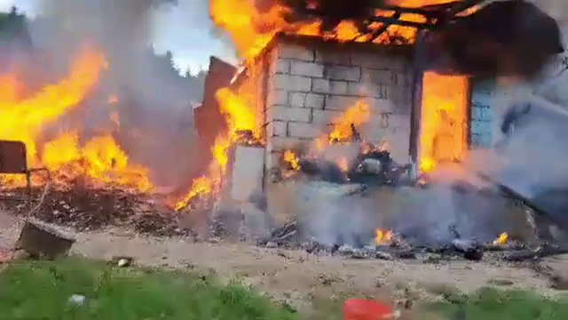 O casă din Argeș s-a făcut scrum. Incendiu violent izbucnit din cauza unui cablu defect
