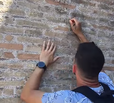 Ce ar putea să pățească doi tineri care și-au scris numele pe Colosseum. Cuplul a fost filmat și este căutat de poliție