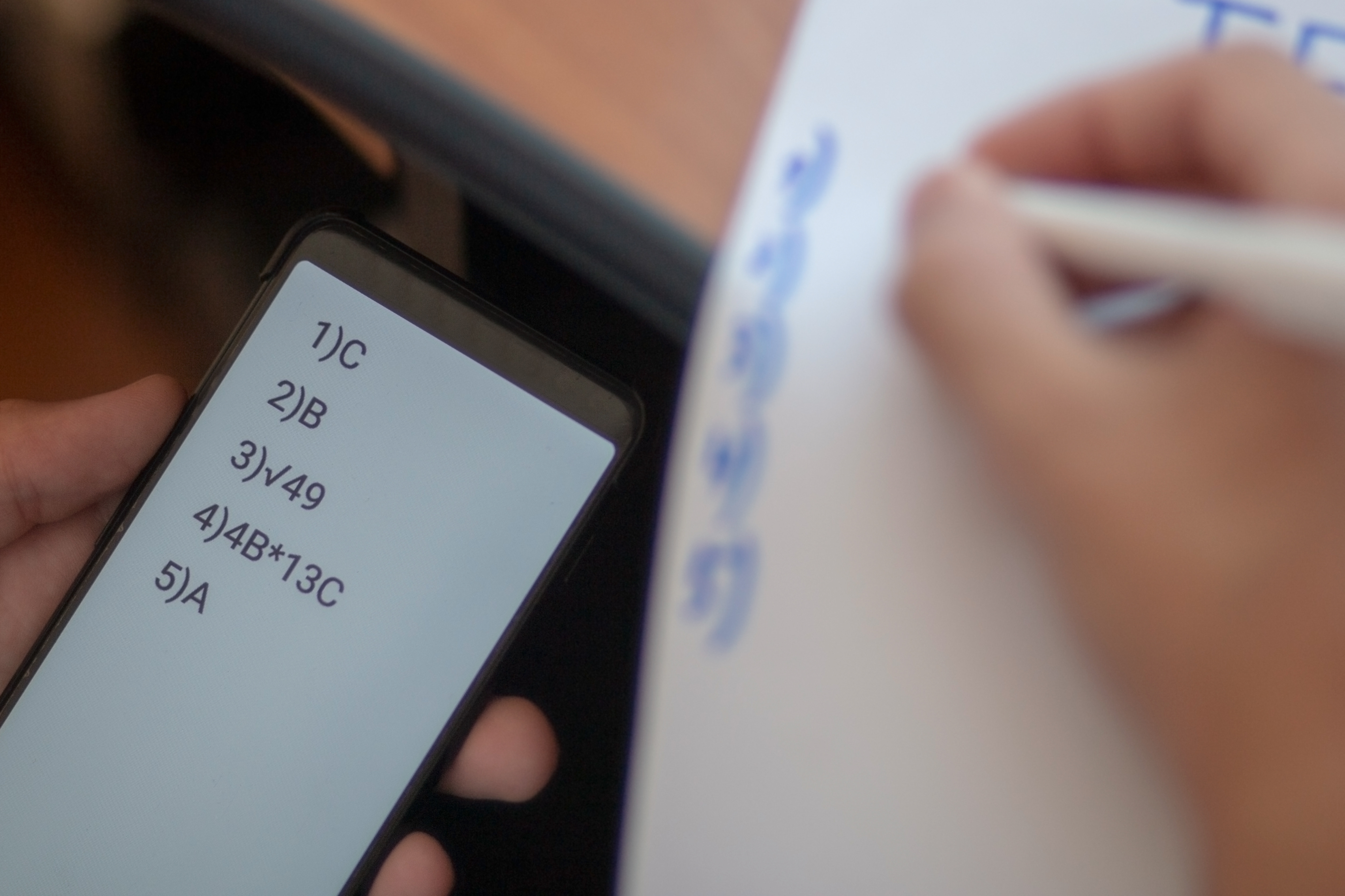 Ce riscă un elev din Italia după ce a fost prins cu telefonul în timpul examenului. Ministerul Educației a deschis o anchetă