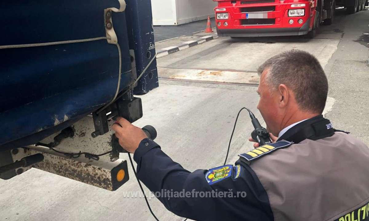 Un TIR care venea din Germania a fost întors de la vama Nădlac II. Ce au găsit polițiștii în automarfar
