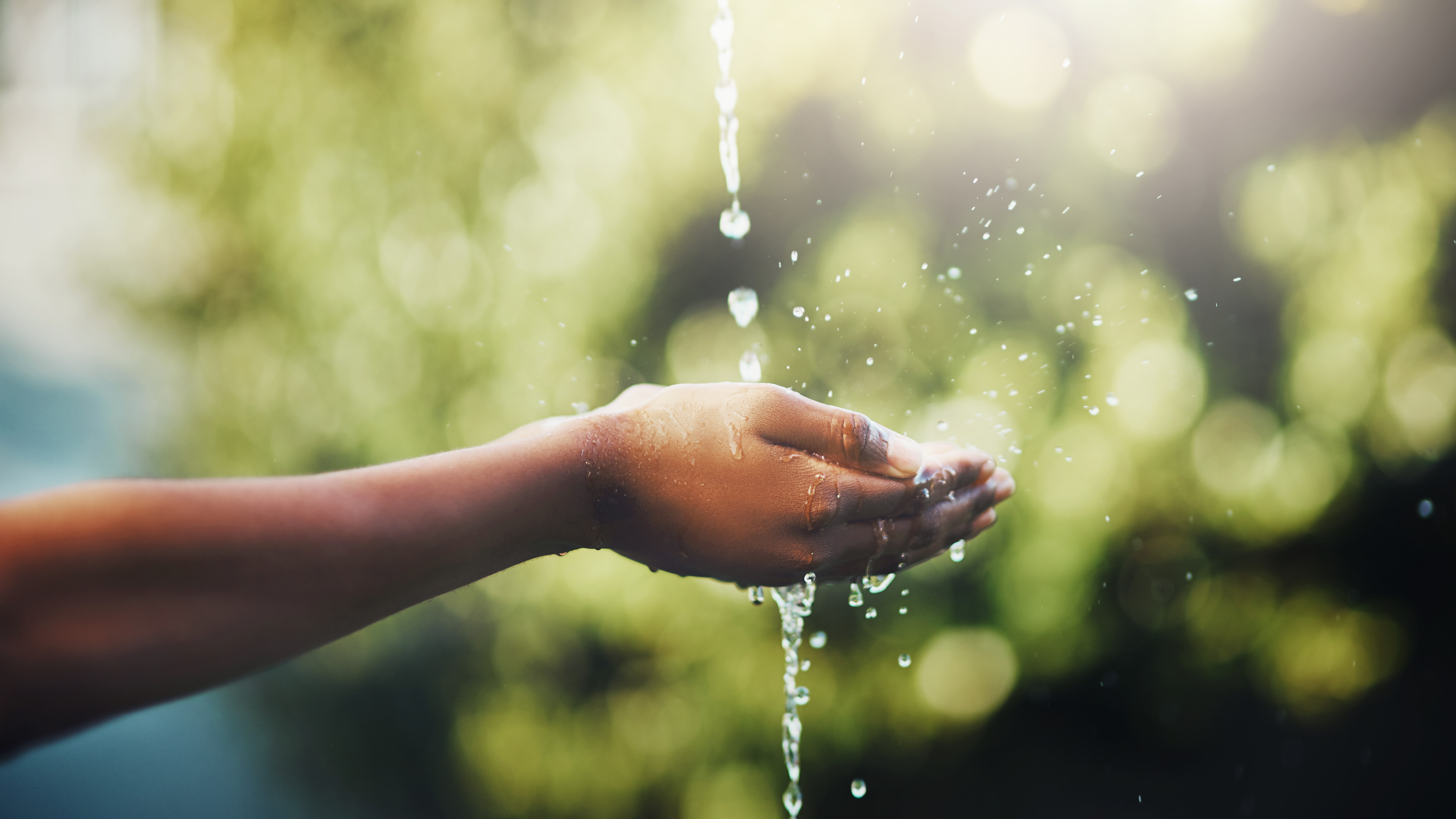 Studiu: Oamenii scot atât de multă apă din Pământ, încât axa acestuia s-a deplasat. “Aproape 80 cm în 20 de ani”