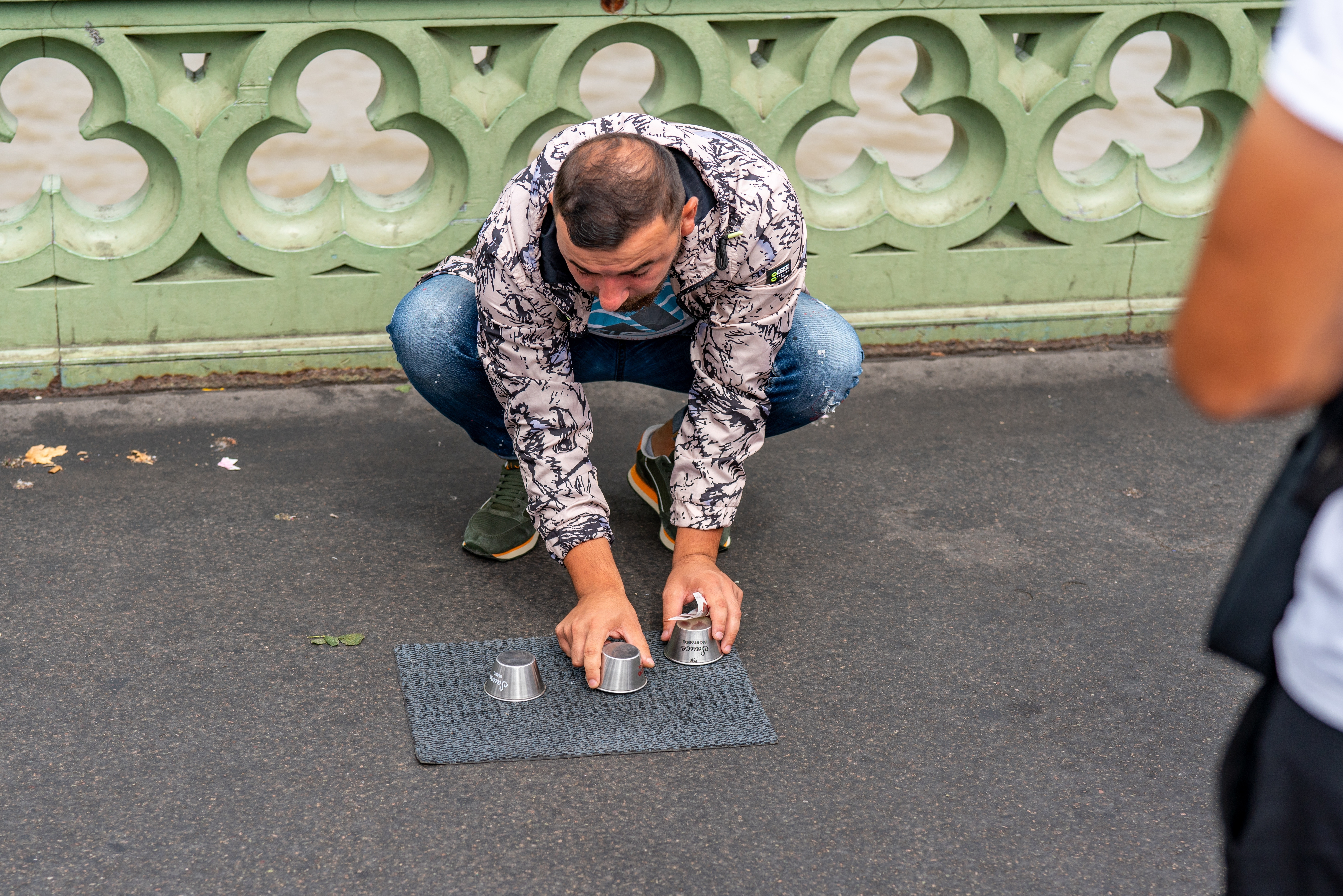 Zeci de români arestați după ce au escrocat turiști la Turnul Eiffel cu alba-neagra. Suma uriașă pe care au strâns-o