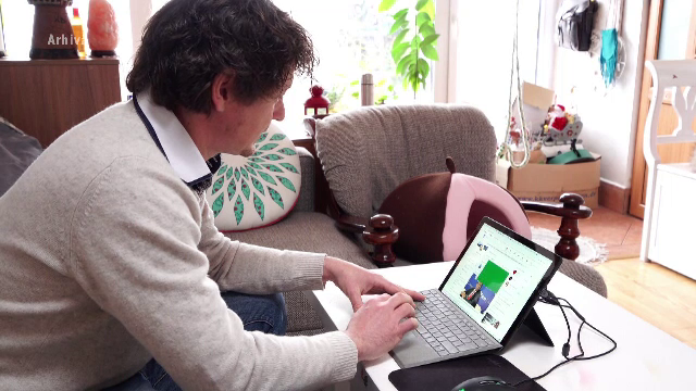 Părinții cu copii mai mici de 11 ani vor putea lucra de acasă, timp de 4 zile pe lună. Proiectul de lege, adoptat de deputați