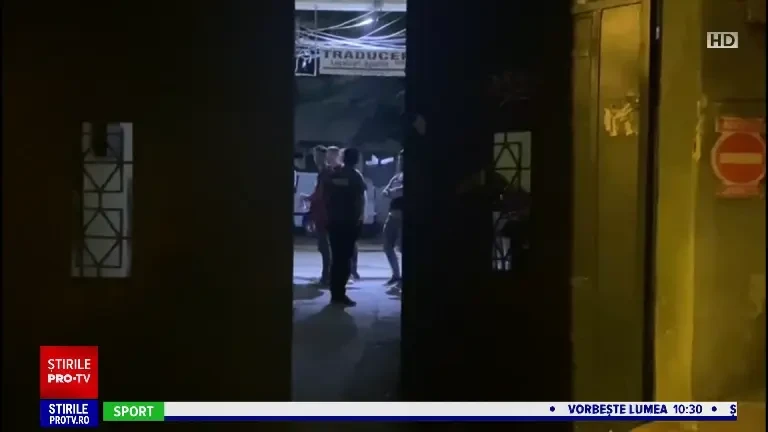 Bătrâni uciși în casă, în timp ce vorbeau la telefon cu un nepot. Atacatorul, surprins de o rudă care a venit să îi verifice