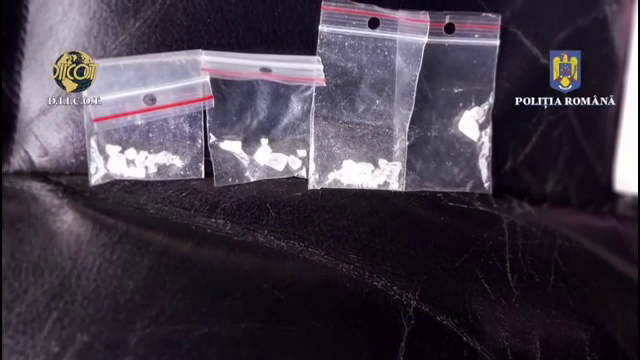 16 persoane au fost rețiune 24 de ore pentru trafic de droguri. Ce au găsit polițiștii în locuințele lor