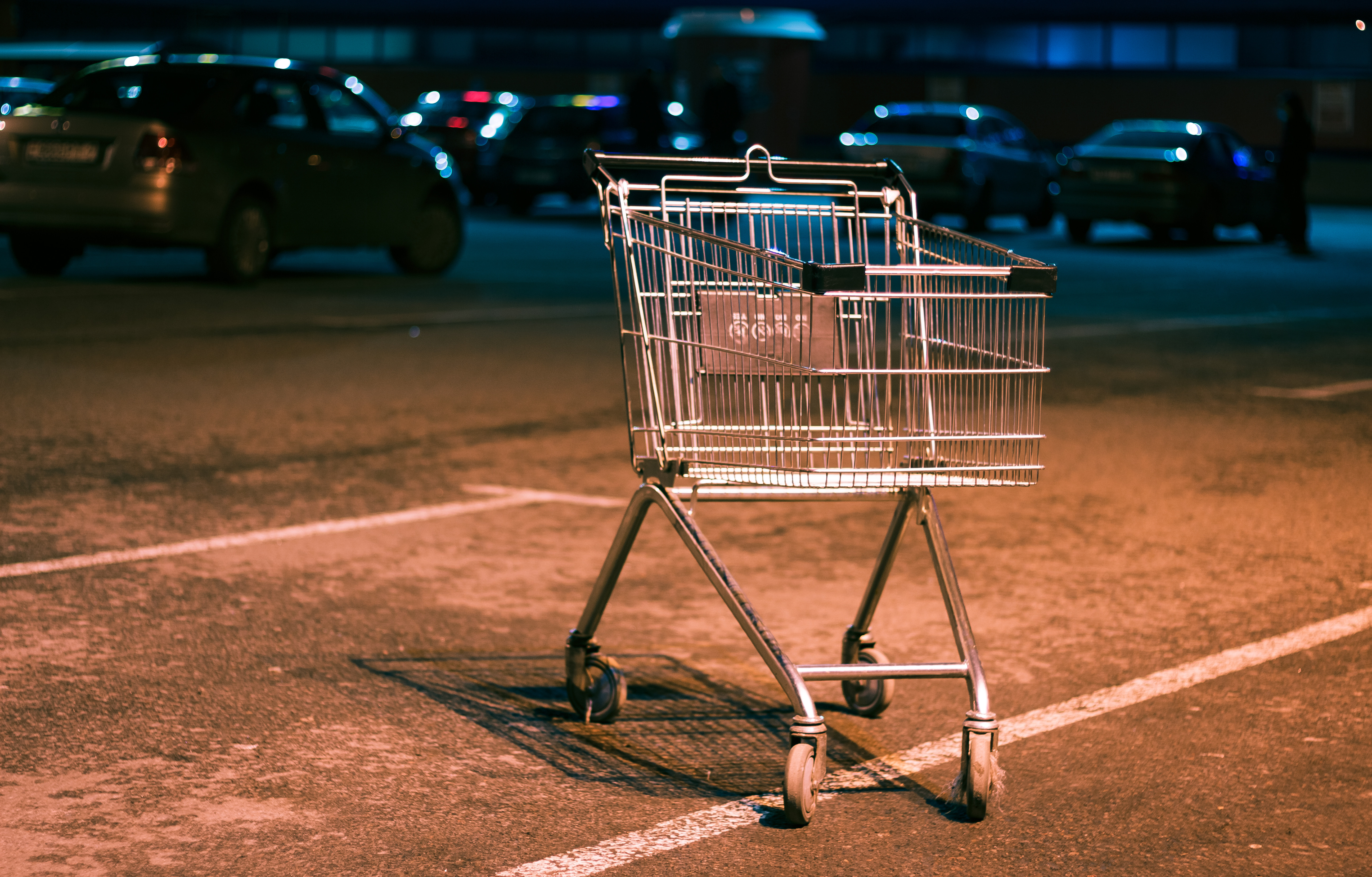 Adolescentă de 17 ani, găsită moartă într-un cărucior de cumpărături, în Italia. Ar fi fost înjunghiată de iubitul ei