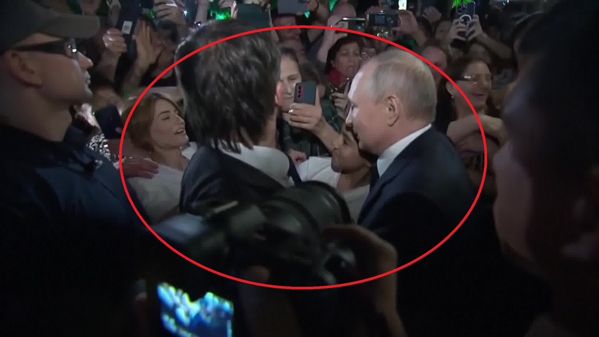 VIDEO. Țara în care Vladimir Putin a fost primit ca o vedetă rock, cu țipete. Femeile l-au pupat și au făcut selfie cu el