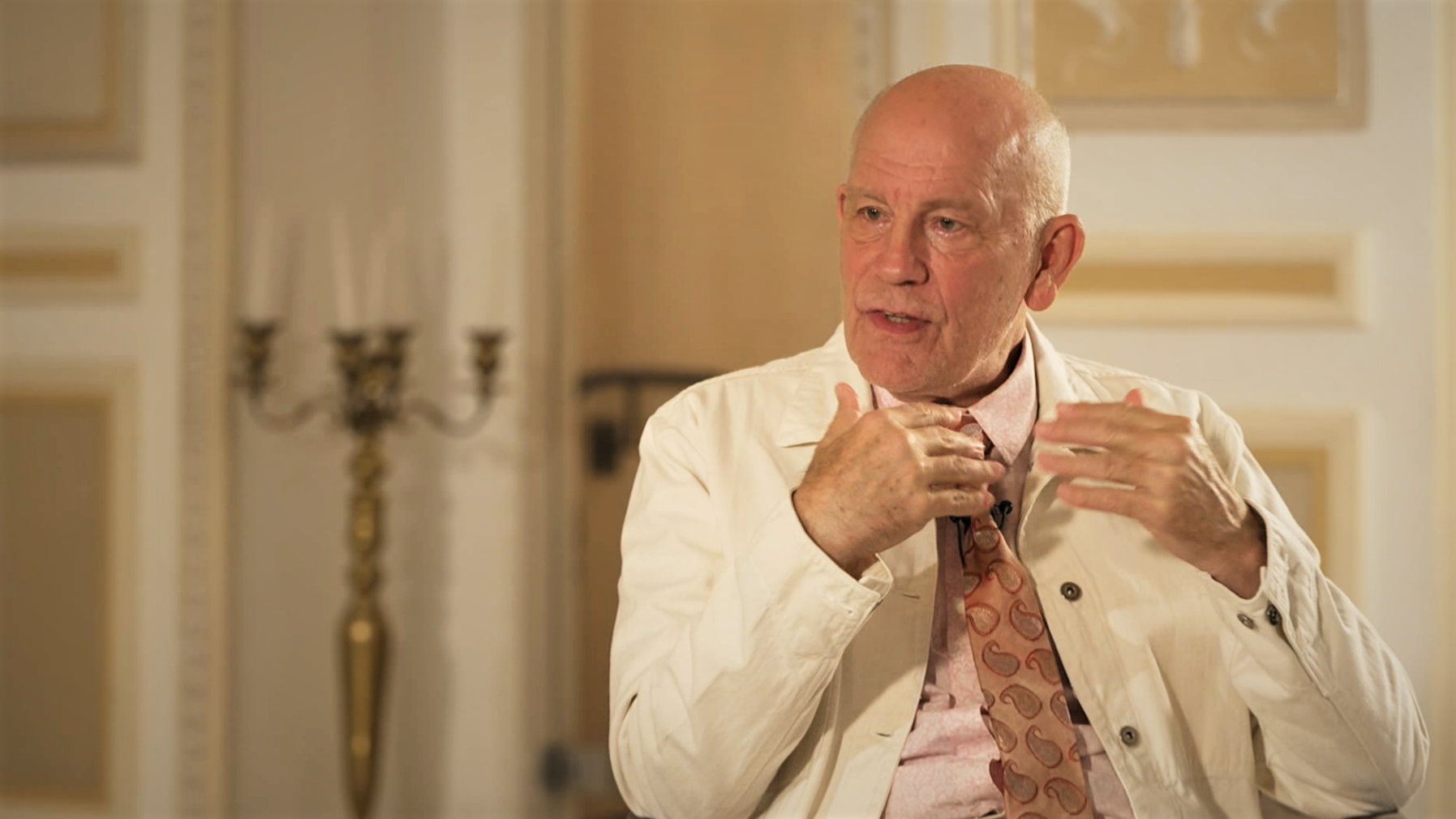 John Malkovich, intervievat de Andreea Esca: "Filmul e artă plastică, teatrul e viu. E complet diferit"