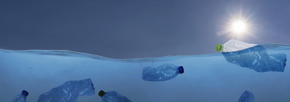 RAPORT: Cantitatea de plastic din apele globale s-ar putea dubla până în 2060. Cât plastic folosit este reciclat în România