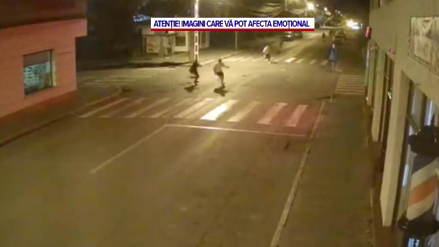 Momentul în care un adolescent este înjunghiat în spate, pe o stradă din Turnu Măgurele. Se plimba cu iubita lui | VIDEO