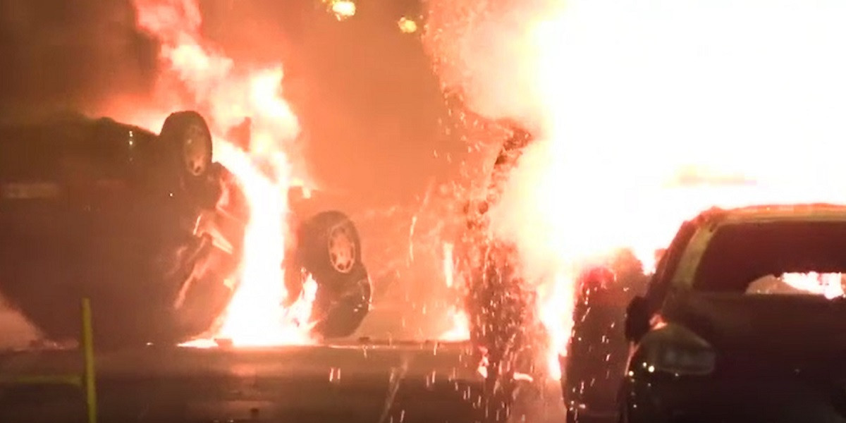 Noi imagini cu haosul provocat de protestatari în Franța. Mașini incendiate, magazine devastate și polițiști atacați