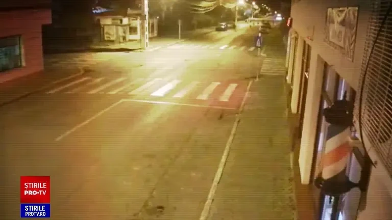 Momentul în care un adolescent este înjunghiat în spate, pe o stradă din Turnu Măgurele. Se plimba cu iubita lui | VIDEO