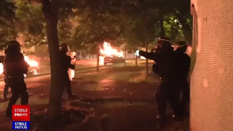 Noi imagini cu haosul provocat de protestatari în Franța. Mașini incendiate, magazine devastate și polițiști atacați