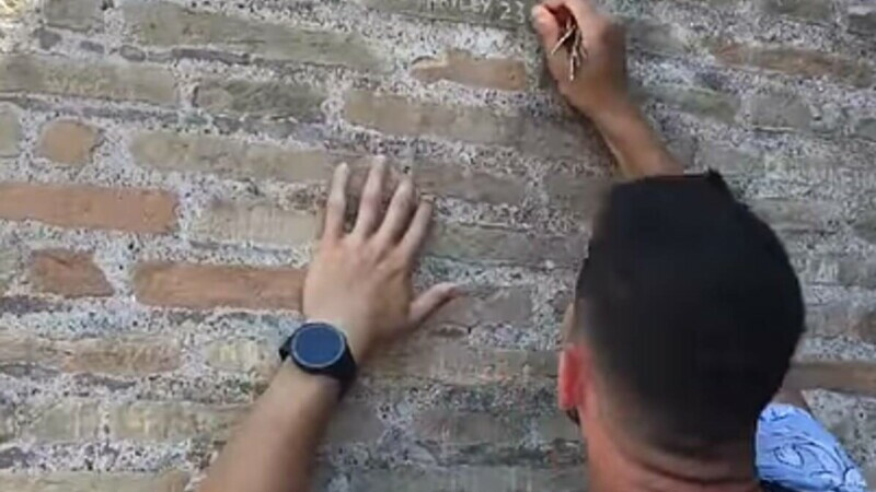 Cine este turistul care și-a scrijelit numele pe zidul Colosseumului. Poliția l-a identificat și acum riscă ani de închisoare