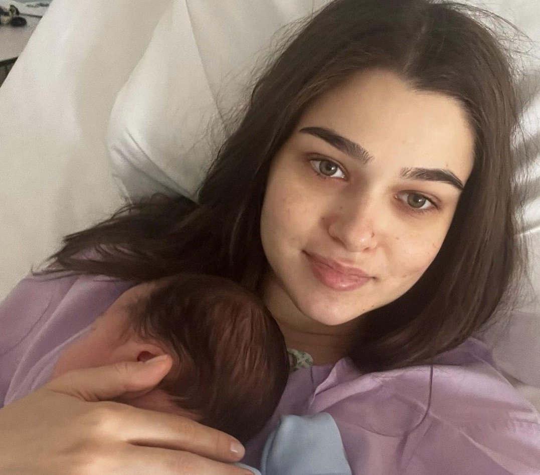 „Nu pot să mă sincronizez cu el chiar așa”. Cum arată viața lui Theo Rose în rolul de proaspătă mămică