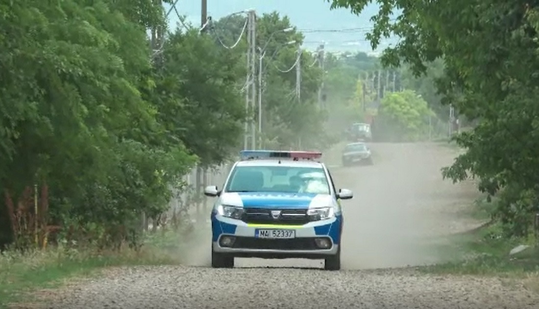 Un bărbat de 45 de ani a fost găsit mort pe marginea unui drum din județul Iași. Trupul omului era plin de răni