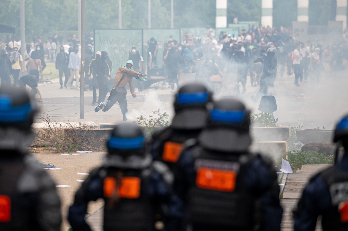 Familia lui Nahel, tânărul ucis de poliție în Franța, mesaj dur către vandali: „Ați folosit moartea lui ca pretext”