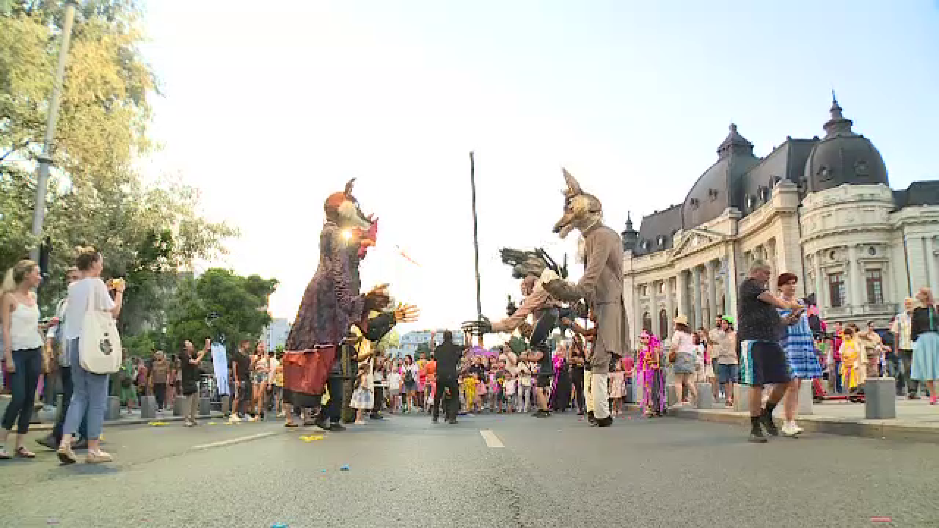 A început Festivalul Internațional de Teatru de Stradă. Peste 200 de artiști animă bulevardele din centrul Capitalei