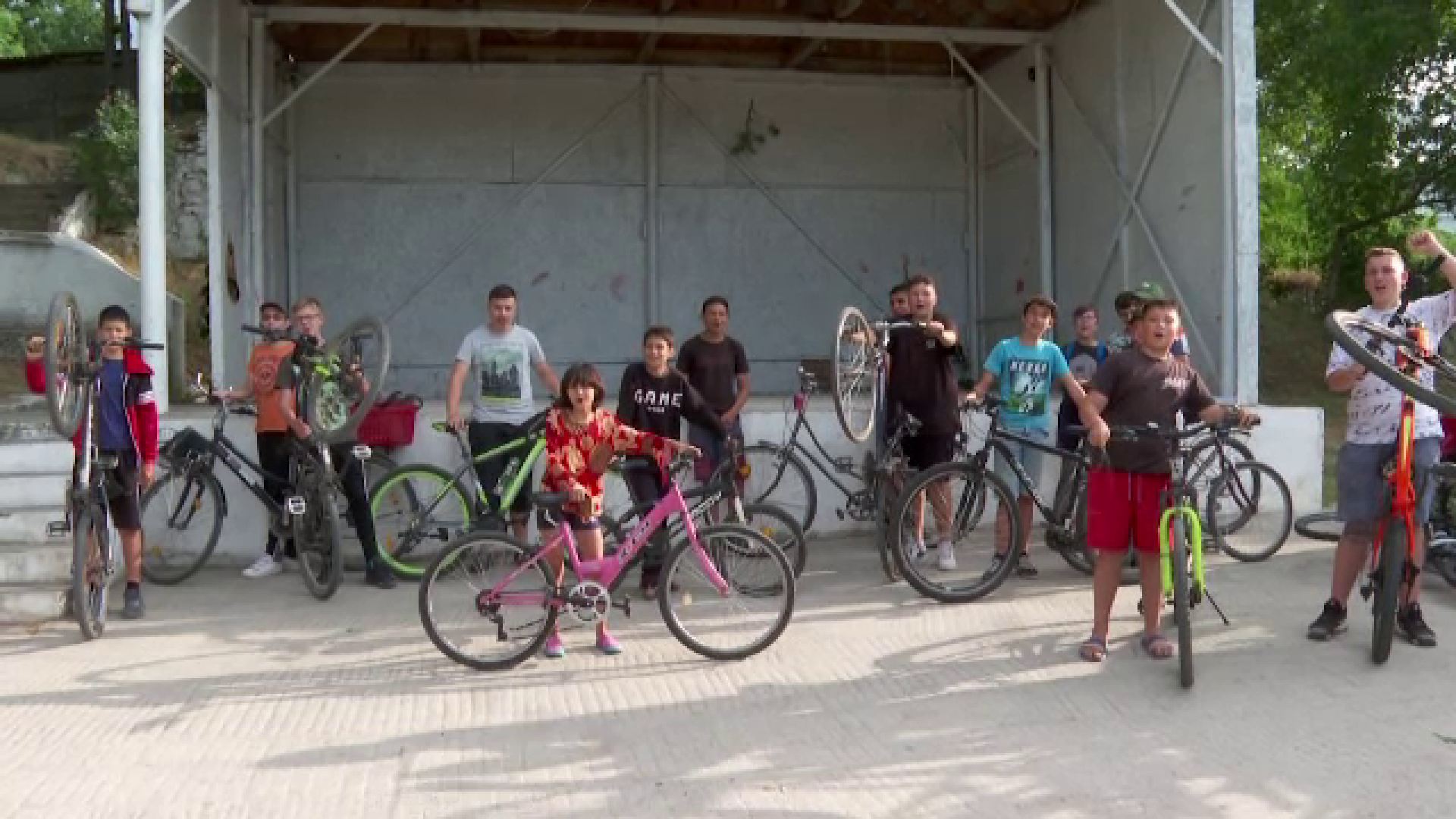 Caravana „Două roți pentru toți”. Peste 100 de copii din județul Iași au primit biciclete de la oameni inimoși