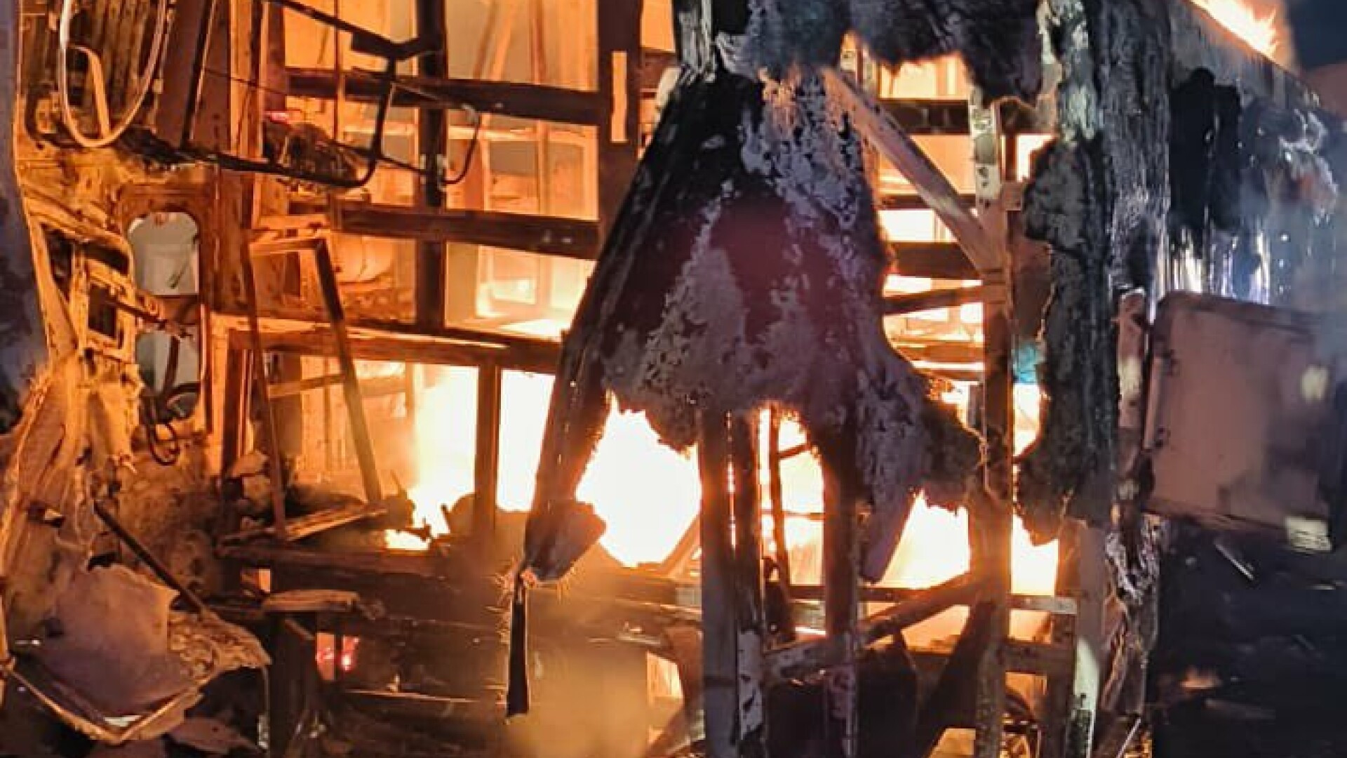 25 de persoane au ars de vii într-un autobuz care a luat foc pe autostradă. Printre victime se numără şi 3 copii | VIDEO