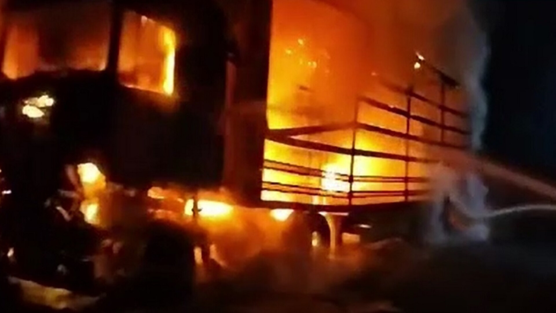 Incendiu violent în Râmnicu Vâlcea. Două TIR-uri au ars precum torțele. Focul a amenințat alte câteva zeci de camioane