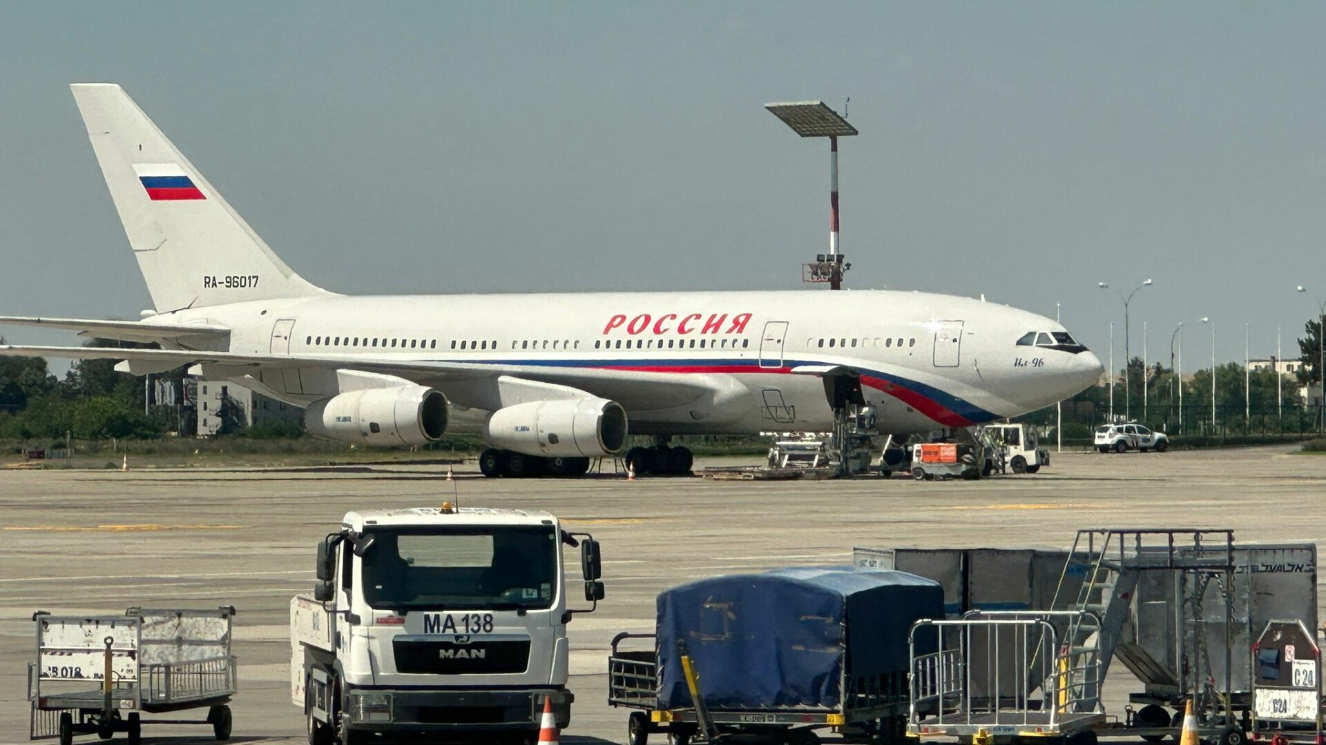 Avionul trimis de Moscova pentru repatrierea diplomaților ruși a aterizat la București | VIDEO & FOTO