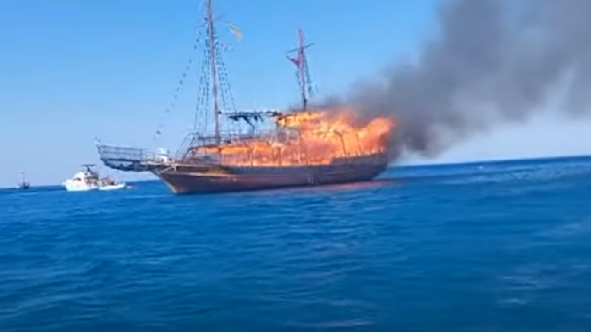 Navă cu peste 80 de oameni la bord, cuprinsă de flăcări, în Grecia. Pasagerii s-au aruncat în mare pentru a se salva. VIDEO