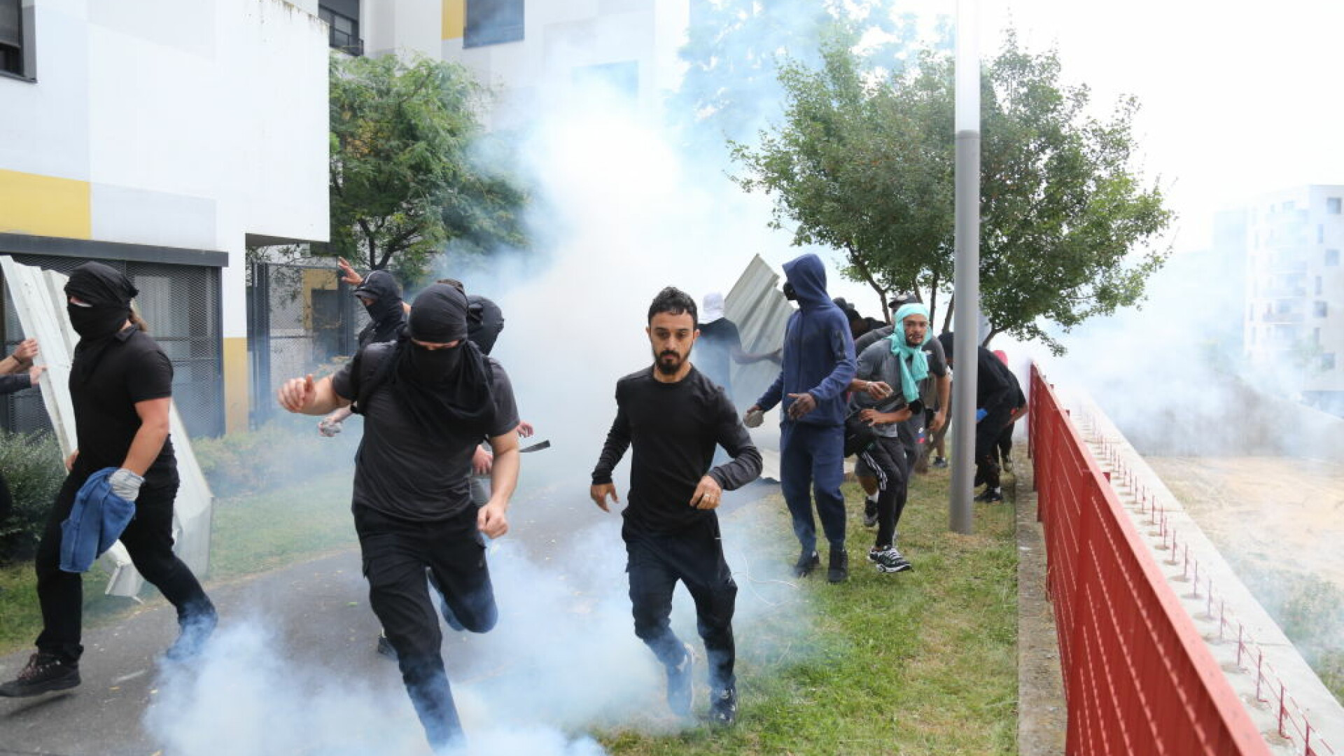 Franța, cuprinsă de anarhie. Macron: „Îi arestăm pe vandali și vor fi judecați, dar unii dintre ei sunt foarte tineri”