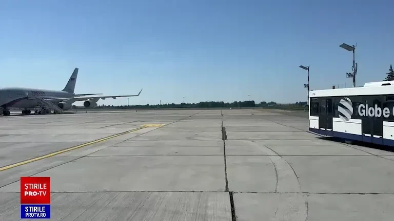 Avionul trimis de Moscova pentru repatrierea diplomaților ruși a aterizat la București | VIDEO & FOTO
