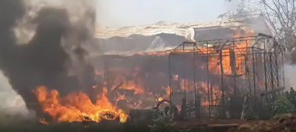 Zeci de tone de furaje au ars într-un incediu produs în județul Botoșani. Pompierii s-au luptat cinci ore cu flăcările