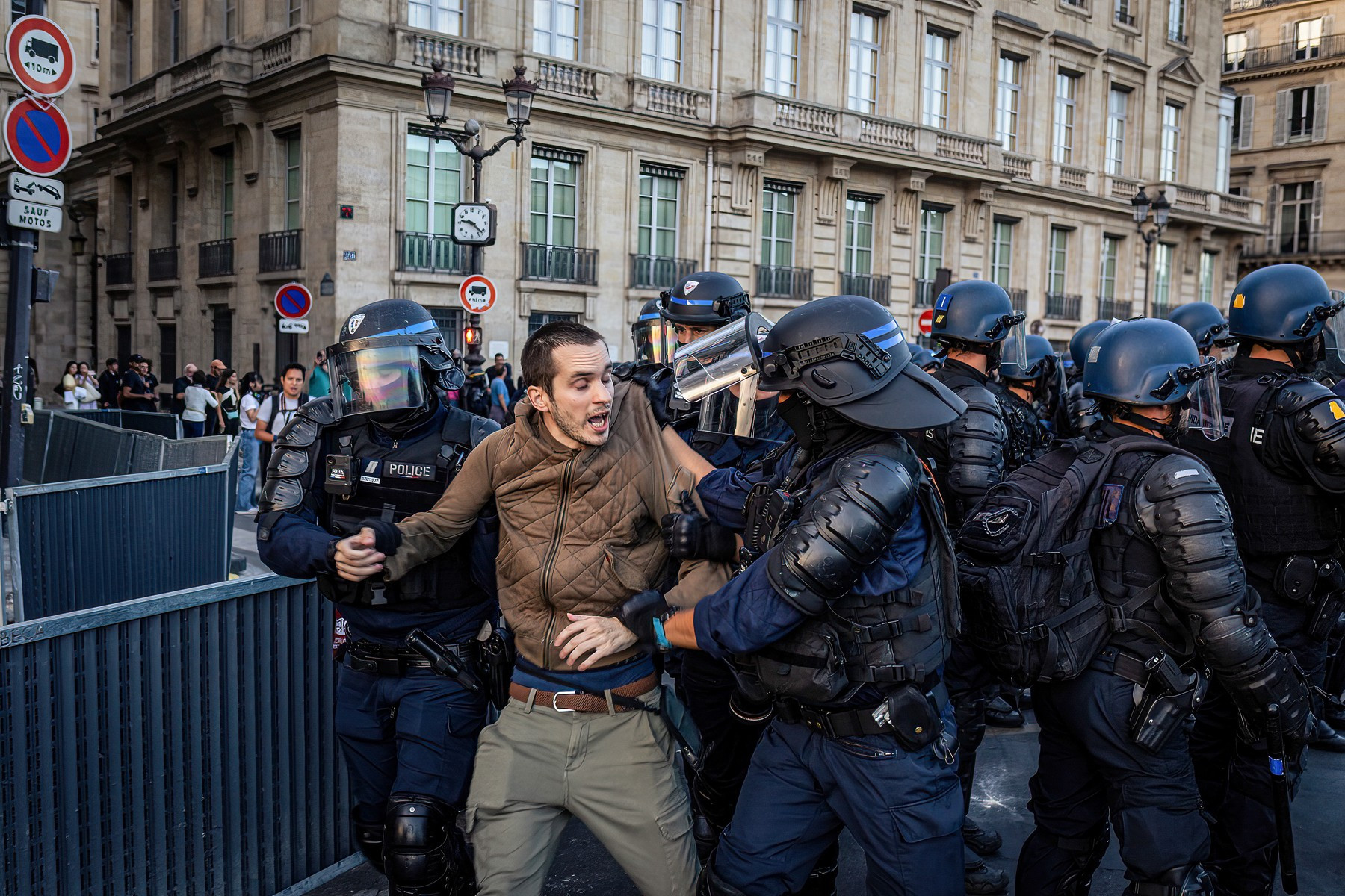 Revoltele din Franța, „orchestrate” de minori. Ministrul de Interne: „Am arestat și copii de 12 sau 13 ani”