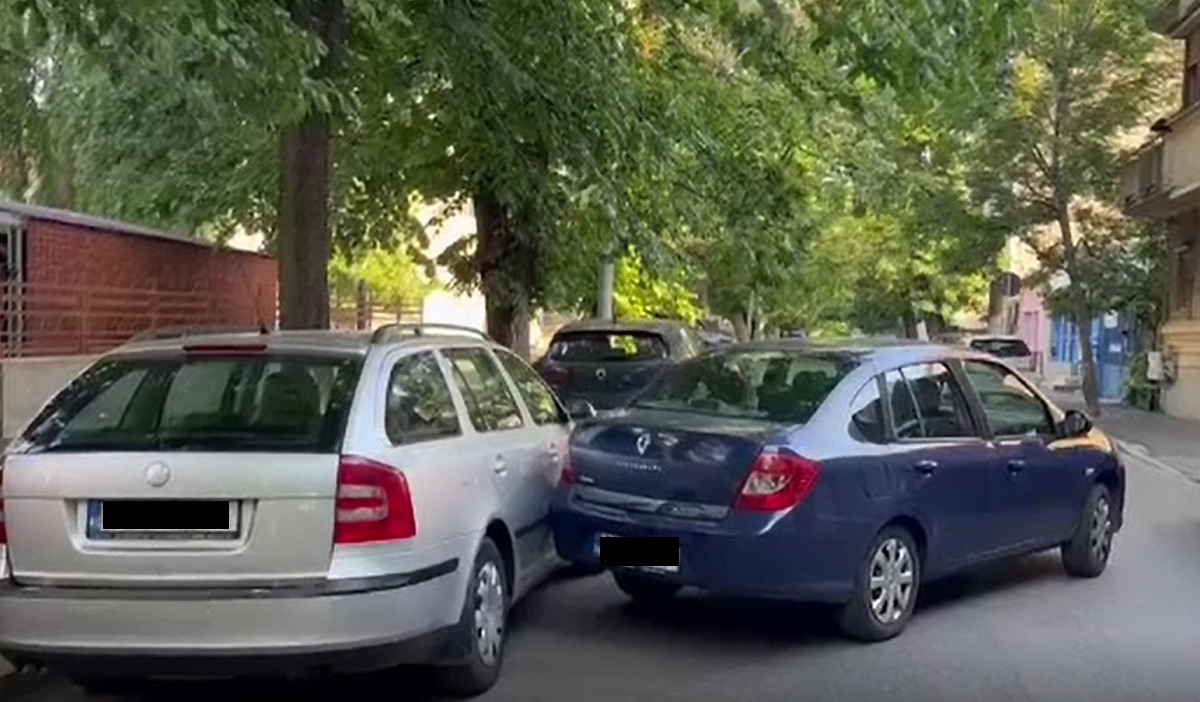 O mașină lăsată neasigurată a blocat circulația pe o stradă din București și a lovit un autoturism