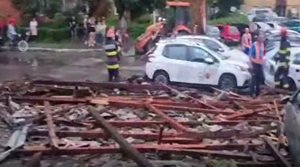 Acoperișul unui bloc din Reșița a fost luat de vânt. Un stâlp de electricitate a căzut peste mai multe mașini