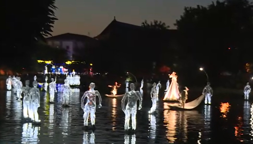 Teatru pe râul Dâmbovița, în centrul Bucureștiului. Bucuria adusă de un festival unic: ”Este prima dată când văd atâta artă”