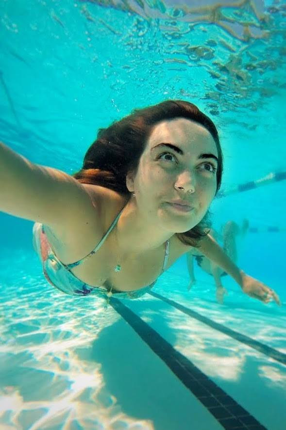 Câștigă 300 de dolari pe oră și își poate ține respirația 3 minute. Cum arată tânăra care lucrează ca „sirenă” profesionistă