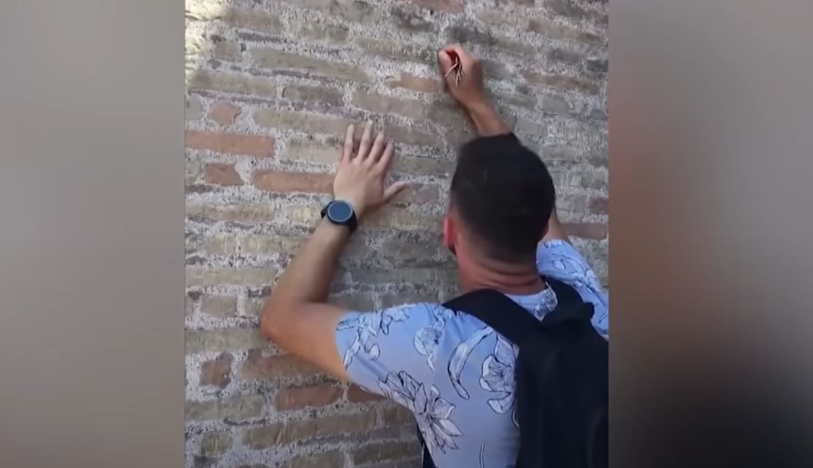 Cine era bărbatul filmat când își scrijelea numele pe Colosseumul din Roma. A provocat furie în întreaga lume VIDEO