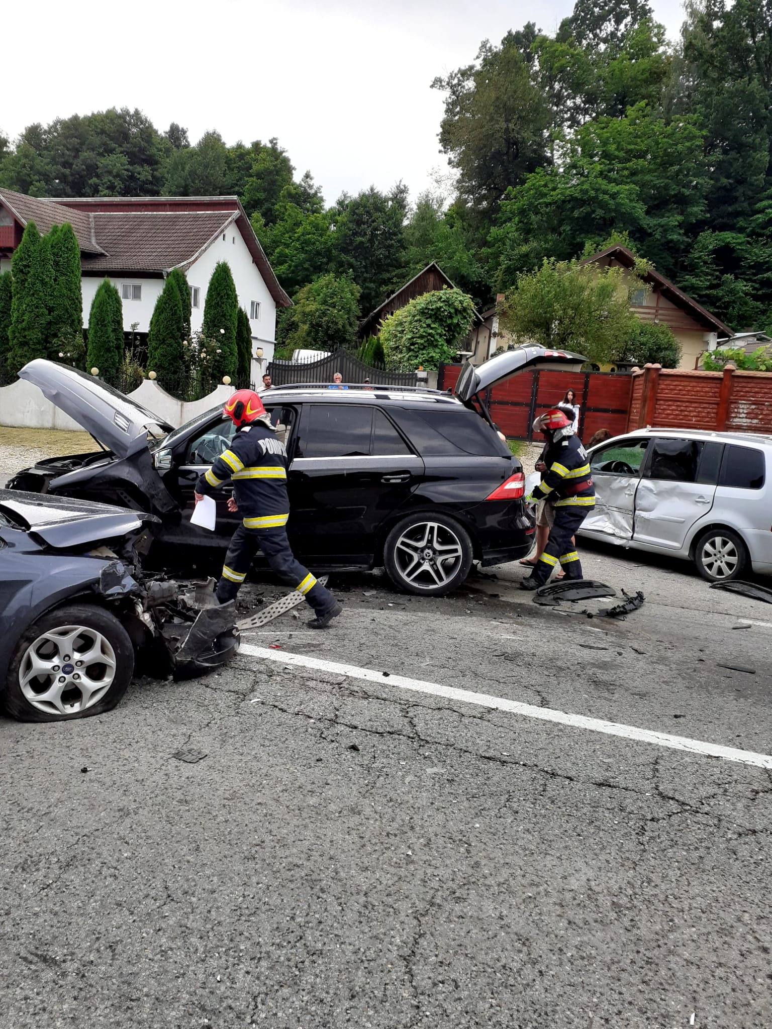 Şase persoane au fost rănite într-un accident cu patru autoturisme, pe DN 67. Printre victime se numără și doi copii
