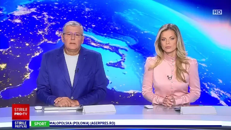 Acoperișul unui bloc din Reșița a fost luat de vânt. Un stâlp de electricitate a căzut peste mai multe mașini