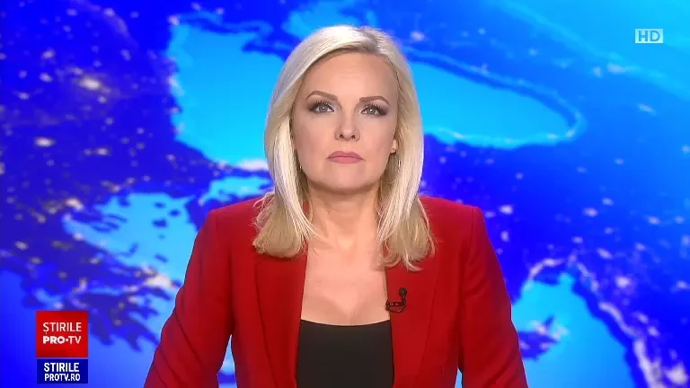 Acoperișul unui bloc din Reșița a fost luat de vânt. Un stâlp de electricitate a căzut peste mai multe mașini