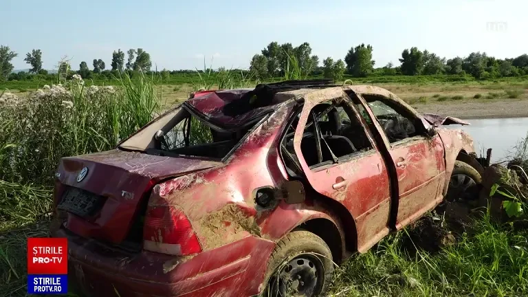 Șoferul de 19 ani care a plonjat cu mașina în apele râului Someș este de negăsit. Salvatorii continuă să îl caute