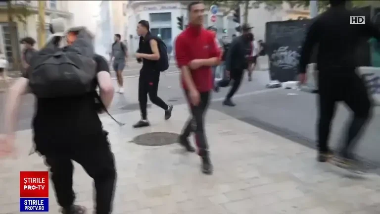 Emmanuel Macron, întrevedere de urgență cu premierul Franței, după a cincea noapte de violențe