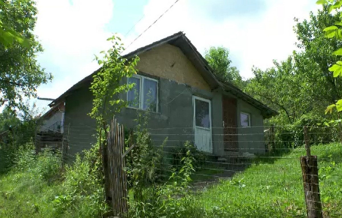 Crimă în Argeș. Un bărbat și-a înjunghiat mortal vecinul, după ce au băut împreună. "Era plin de sânge și cu cuțitul în mână"