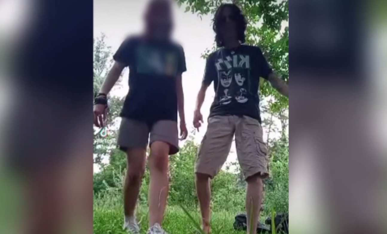 Simbolurile sataniste purtate în rucsac de autorul crimei din Grădina Botanică. Se inspirase dintr-un film interzis | VIDEO